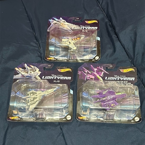 Set of 3 Disney Pixar Lightyear Hotwheels Spacecrafts - Picture 2 of 3